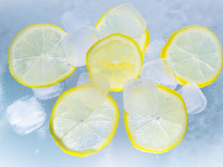 Eiswürfel und Zitronenscheiben
