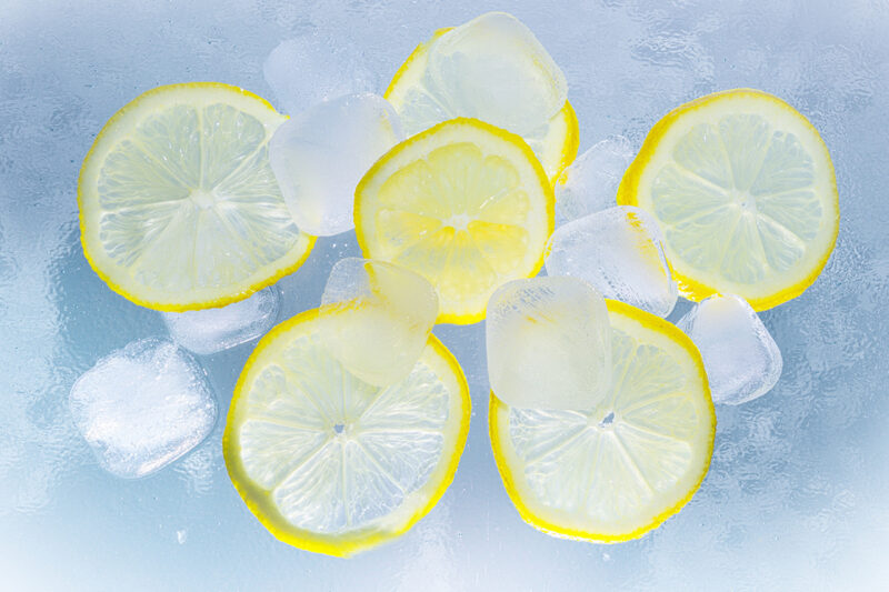 Eiswürfel und Zitronenscheiben