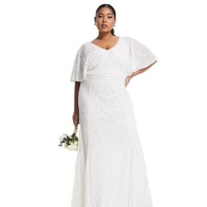 Beauut Plus – Bridal – Langes Brautkleid in Weiß mit durchgehender Verzierung, Perlen und Rüschendetail