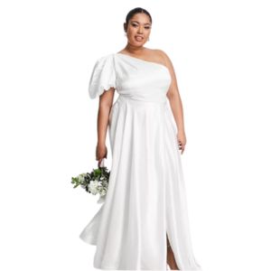 Yaura Plus – Brautmode – Langes Kleid in Elfenbein mit One-Shoulder-Ballonärmel